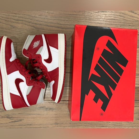 Air Jordan 1 High OG WMNS Newstalgia (Varsity Red) - Picture 2 of 5